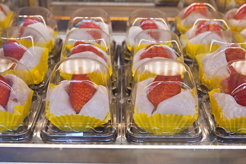 【高雄】鹽埕｜阿綿手工麻糬，巨無霸草莓麻糬，鹽埕第一公有市場小巷美食