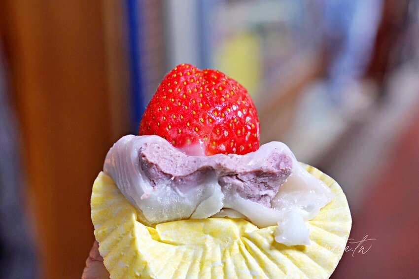 【高雄】鹽埕｜阿綿手工麻糬，巨無霸草莓麻糬，鹽埕第一公有市場小巷美食