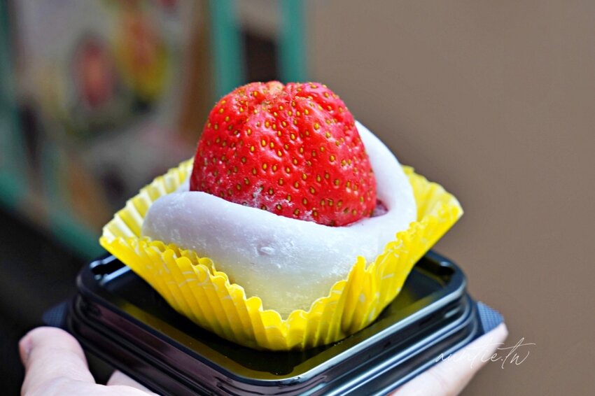 【高雄】鹽埕｜阿綿手工麻糬，巨無霸草莓麻糬，鹽埕第一公有市場小巷美食