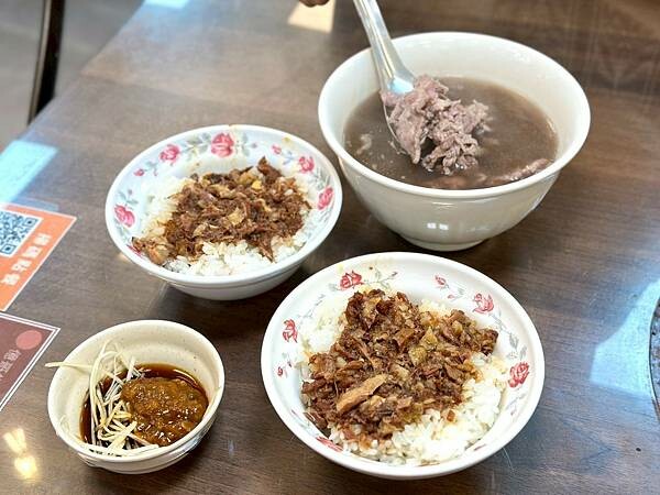 24小時台南牛肉湯!億哥牛肉湯台南人必訪,溫體牛現沖鮮甜好喝。