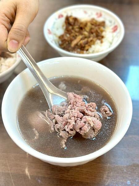 24小時台南牛肉湯!億哥牛肉湯台南人必訪,溫體牛現沖鮮甜好喝。