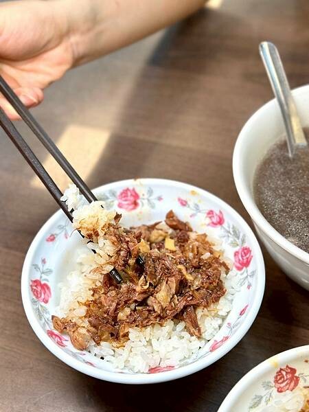 24小時台南牛肉湯!億哥牛肉湯台南人必訪,溫體牛現沖鮮甜好喝。