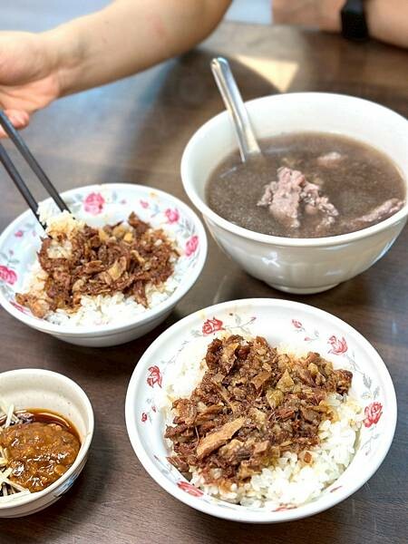 24小時台南牛肉湯!億哥牛肉湯台南人必訪,溫體牛現沖鮮甜好喝。