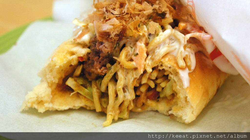 咖哩牛炒麵麵包