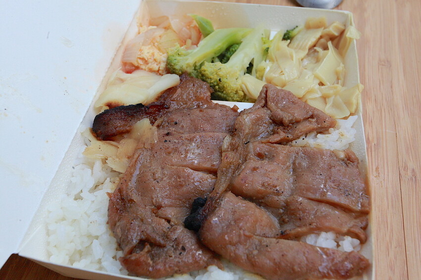 高雄市新興區吃。高雄美食｜新興區。「博義師燒肉飯」全新裝潢超舒適用餐空間搶先曝光，高雄第一家燒肉飯專賣店，飄香超