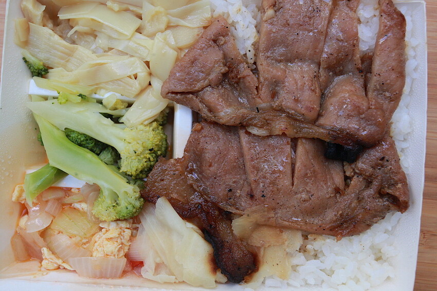 高雄市新興區吃。高雄美食｜新興區。「博義師燒肉飯」全新裝潢超舒適用餐空間搶先曝光，高雄第一家燒肉飯專賣店，飄香超