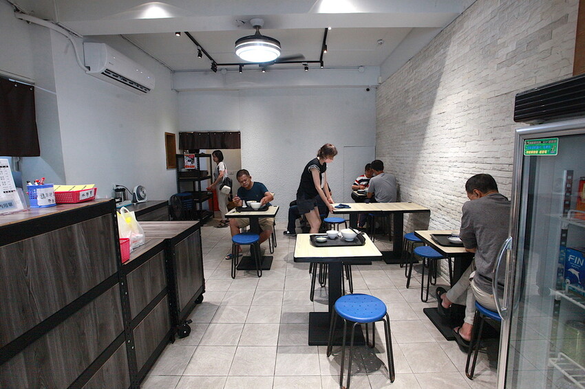 高雄市新興區吃。高雄美食｜新興區。「博義師燒肉飯」全新裝潢超舒適用餐空間搶先曝光，高雄第一家燒肉飯專賣店，飄香超