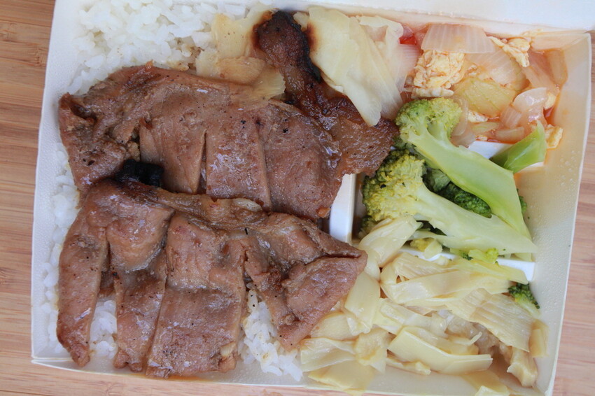 高雄市新興區吃。高雄美食｜新興區。「博義師燒肉飯」全新裝潢超舒適用餐空間搶先曝光，高雄第一家燒肉飯專賣店，飄香超