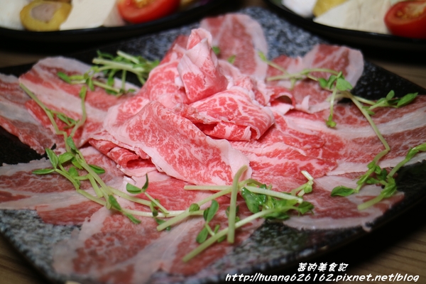 一品堂IPPIN 精緻涮涮鍋：【新北板橋區】板橋火鍋推薦『一品堂IPPIN 精緻涮涮鍋』霸氣大海陸鍋/極黑和牛雪花