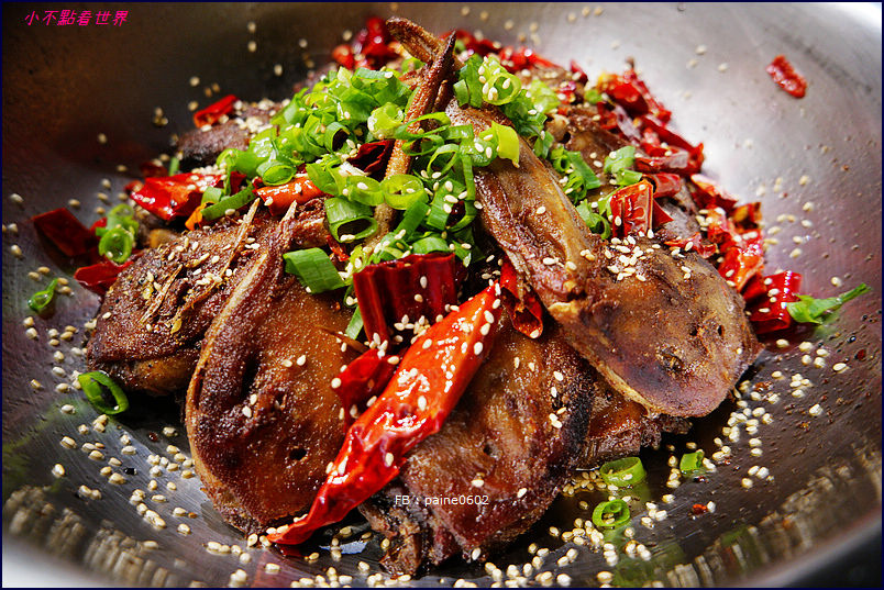 [台北]東區•大宅門乾鍋鴨頭.真正源自中國.乾的火鍋.酥脆鴨頭一鍋兩吃 - 小不點看世界★Paine吃玩世界旅遊趣