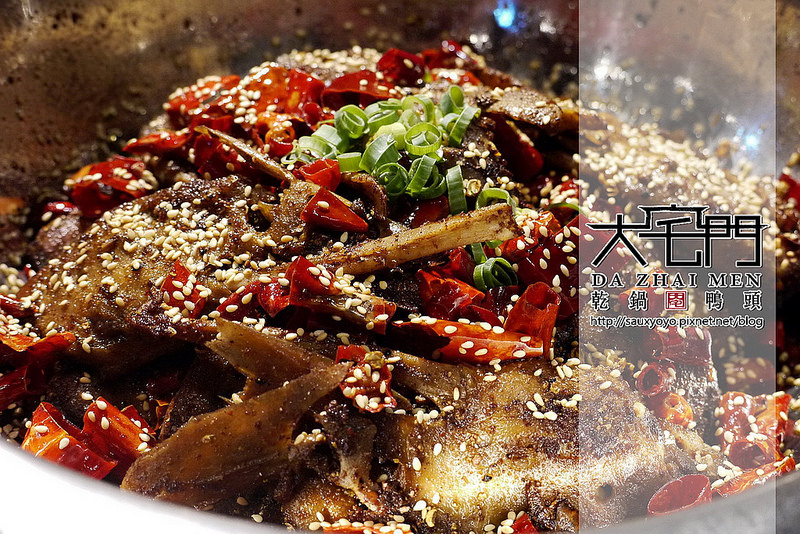 【台北】大宅門乾鍋鴨頭-台北敦化 ~ 從高雄紅到台北的鴨頭料理名店。香麻好吃乾鍋鴨頭。極品龍骨湯頭濃郁好喝!!!  大堆!!!