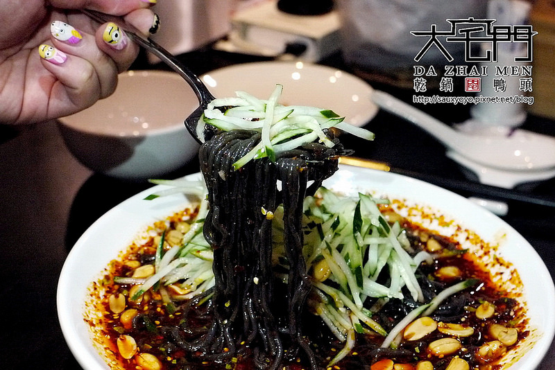 【台北】大宅門乾鍋鴨頭-台北敦化 ~ 從高雄紅到台北的鴨頭料理名店。香麻好吃乾鍋鴨頭。極品龍骨湯頭濃郁好喝!!!  大堆!!!