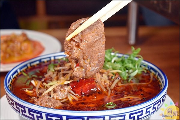 店小二串燒燒肉：台中必訪特色餐廳。店小二。宮廷風免費穿搭好歡樂 串燒川菜各國美味一次滿足