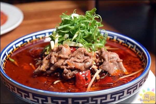 店小二串燒燒肉：台中必訪特色餐廳。店小二。宮廷風免費穿搭好歡樂 串燒川菜各國美味一次滿足