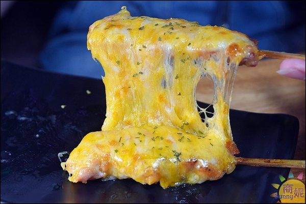 店小二串燒燒肉：台中必訪特色餐廳。店小二。宮廷風免費穿搭好歡樂 串燒川菜各國美味一次滿足