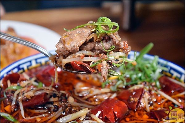 店小二串燒燒肉：台中必訪特色餐廳。店小二。宮廷風免費穿搭好歡樂 串燒川菜各國美味一次滿足