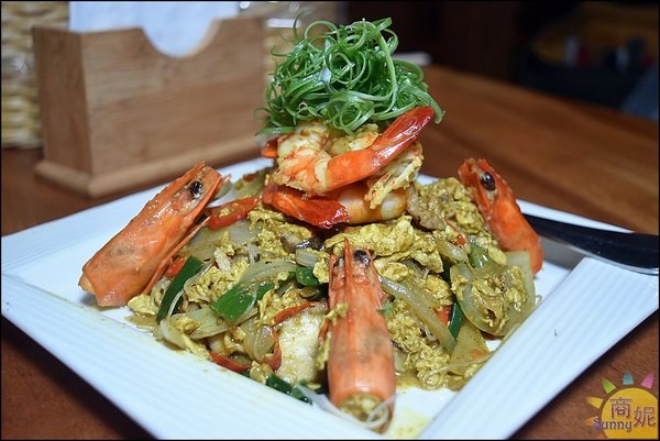 店小二串燒燒肉：台中必訪特色餐廳。店小二。宮廷風免費穿搭好歡樂 串燒川菜各國美味一次滿足