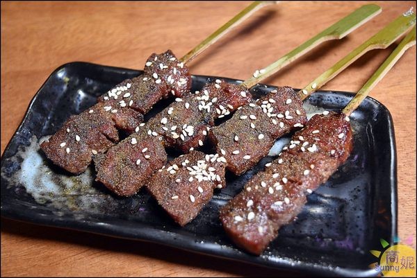 店小二串燒燒肉：台中必訪特色餐廳。店小二。宮廷風免費穿搭好歡樂 串燒川菜各國美味一次滿足