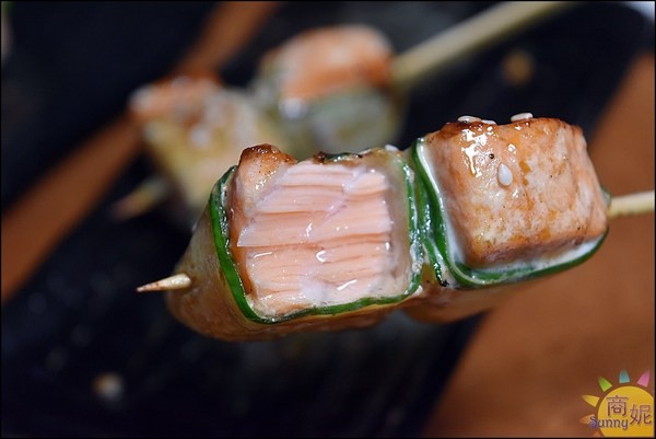 店小二串燒燒肉：台中必訪特色餐廳。店小二。宮廷風免費穿搭好歡樂 串燒川菜各國美味一次滿足