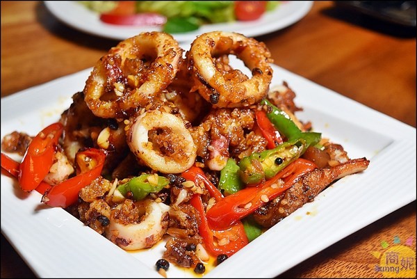 店小二串燒燒肉：台中必訪特色餐廳。店小二。宮廷風免費穿搭好歡樂 串燒川菜各國美味一次滿足