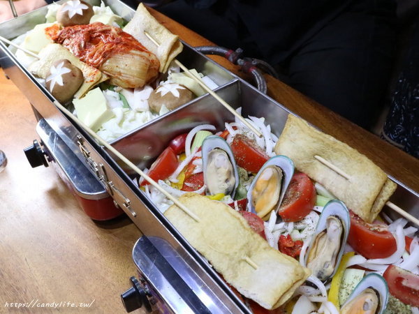 店小二串燒燒肉:台中美食│店小二串燒vs燒肉(忠明店)〃台中大宵夜推薦!浮誇系列鴛鴦火鍋驚豔登場!