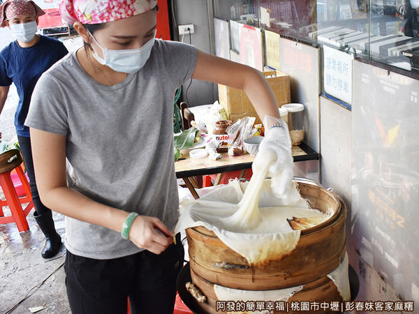 彭春妹客家麻糬04-現蒸現揉.JPG