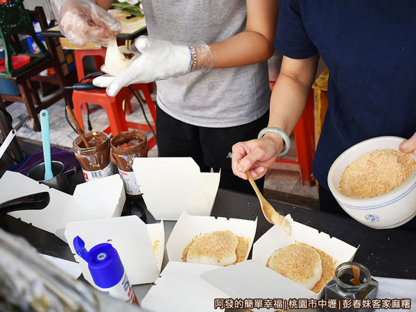 彭春妹客家麻糬06-撒上大量花生粉.JPG