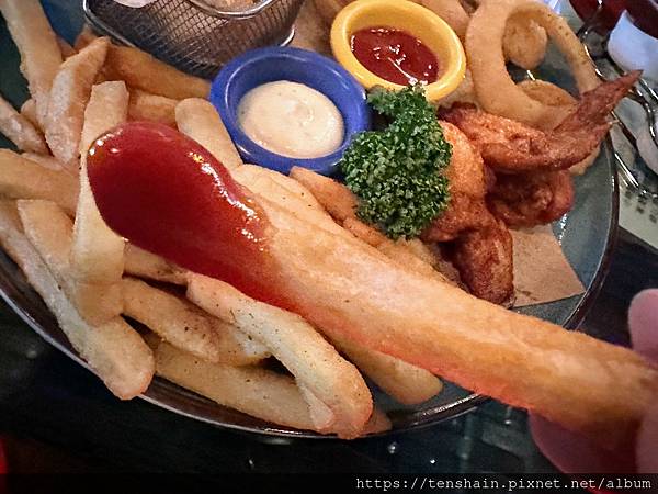 【信義區美式餐酒館】鬧區角落的溫馨小窩 │角窩美式餐酒館微醮