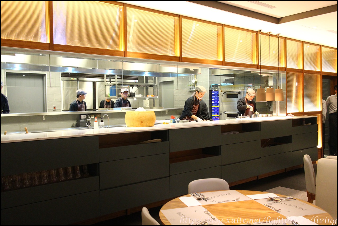 令人很注目的还有这一大片的半开放式厨房