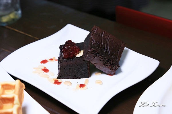 貓尾巴咖啡館：【花蓮美食】鯉魚潭旁的療癒貓咖啡店，看山望海的好去處：貓尾巴咖啡