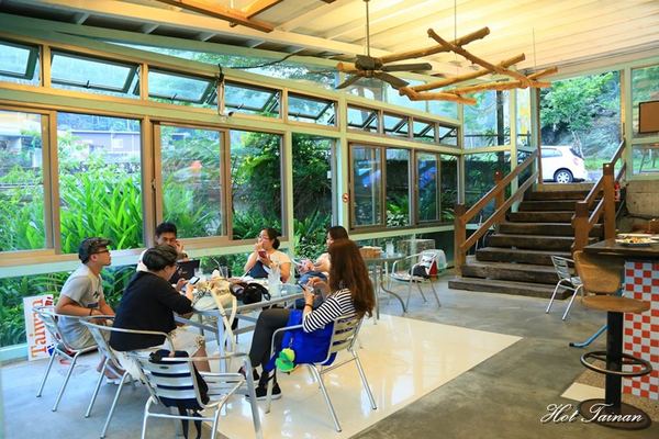 貓尾巴咖啡館：【花蓮美食】鯉魚潭旁的療癒貓咖啡店，看山望海的好去處：貓尾巴咖啡