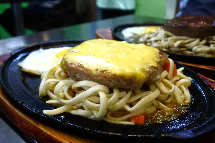 【台南市-東區】成大學區百元平價大口厚切排餐,創意排餐獨特好滋味,免費加麵飲料隨你喝