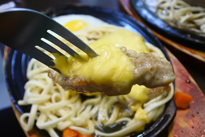 【台南市-東區】成大學區百元平價大口厚切排餐,創意排餐獨特好滋味,免費加麵飲料隨你喝