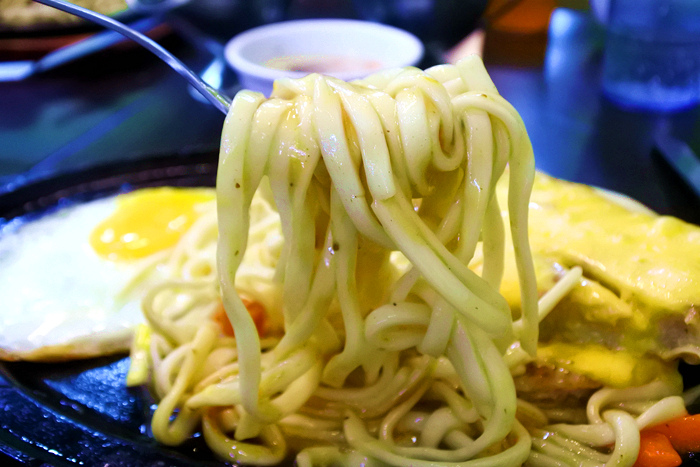 【台南市-東區】成大學區百元平價大口厚切排餐,創意排餐獨特好滋味,免費加麵飲料隨你喝