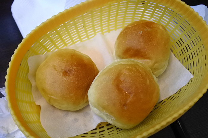 【台南市-東區】成大學區百元平價大口厚切排餐,創意排餐獨特好滋味,免費加麵飲料隨你喝