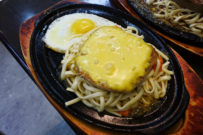 【台南市-東區】成大學區百元平價大口厚切排餐,創意排餐獨特好滋味,免費加麵飲料隨你喝