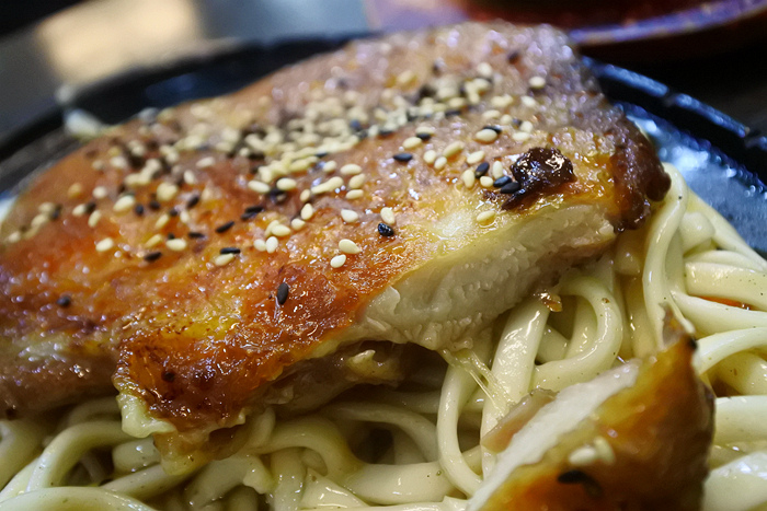 【台南市-東區】成大學區百元平價大口厚切排餐,創意排餐獨特好滋味,免費加麵飲料隨你喝