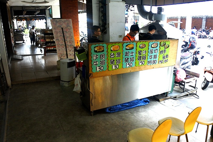 【台南市-東區】成大學區百元平價大口厚切排餐,創意排餐獨特好滋味,免費加麵飲料隨你喝