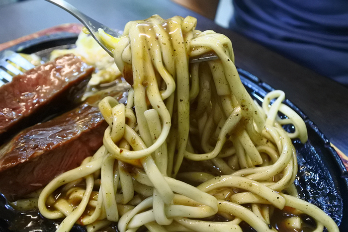 【台南市-東區】成大學區百元平價大口厚切排餐,創意排餐獨特好滋味,免費加麵飲料隨你喝