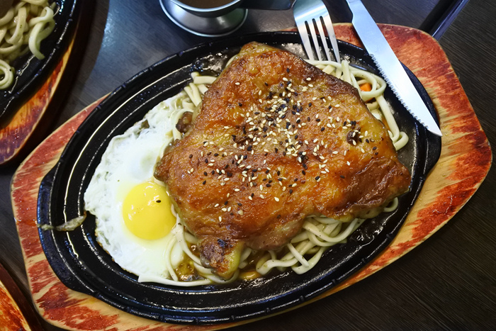 【台南市-東區】成大學區百元平價大口厚切排餐,創意排餐獨特好滋味,免費加麵飲料隨你喝