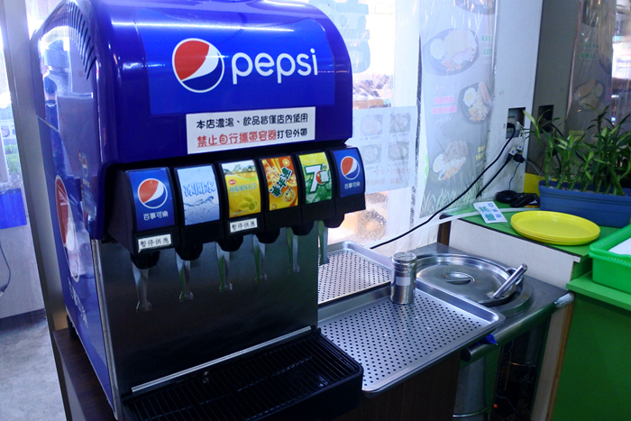 【台南市-東區】成大學區百元平價大口厚切排餐,創意排餐獨特好滋味,免費加麵飲料隨你喝