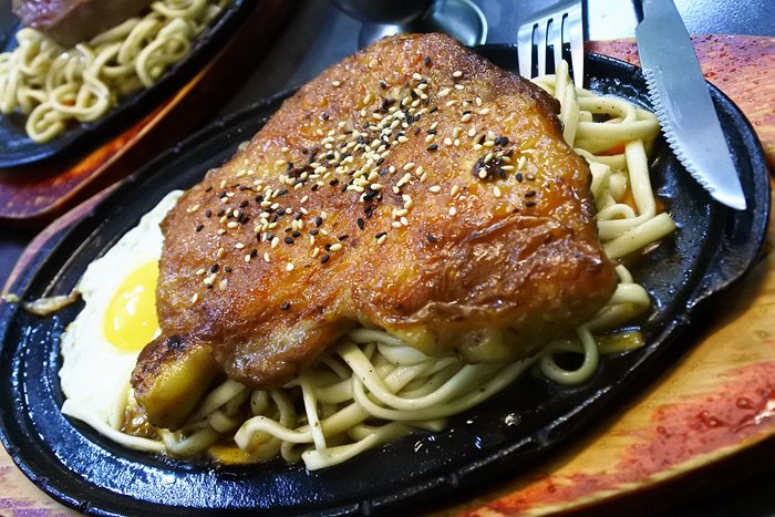 【台南市-東區】成大學區百元平價大口厚切排餐,創意排餐獨特好滋味,免費加麵飲料隨你喝