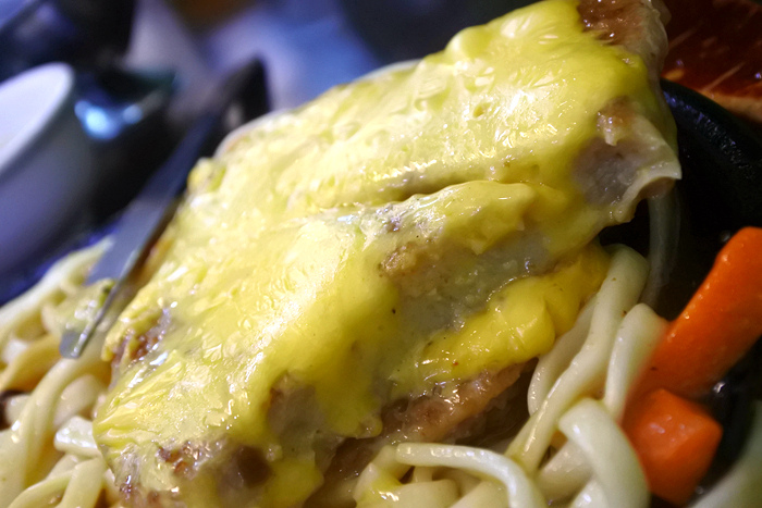 【台南市-東區】成大學區百元平價大口厚切排餐,創意排餐獨特好滋味,免費加麵飲料隨你喝