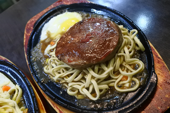 【台南市-東區】成大學區百元平價大口厚切排餐,創意排餐獨特好滋味,免費加麵飲料隨你喝