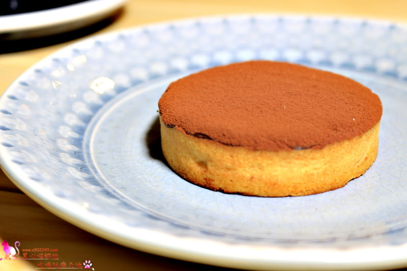 高雄新興區︱口口好吃工作室　吃過嗎？有著梔子花香的彩虹乳酪蛋糕～