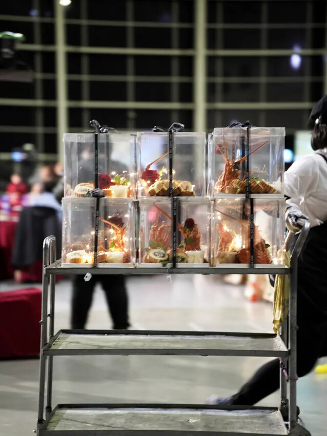 高雄尾牙分享│高雄展覽館辦桌盛宴│龍蝦禮物盒太吸睛│洪廚喜宴