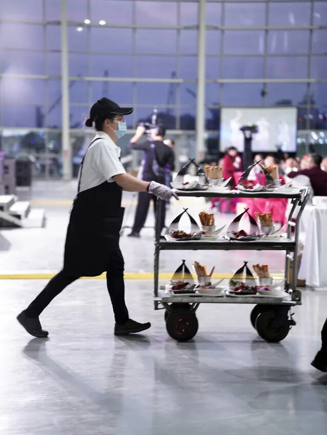 高雄尾牙分享│高雄展覽館辦桌盛宴│龍蝦禮物盒太吸睛│洪廚喜宴