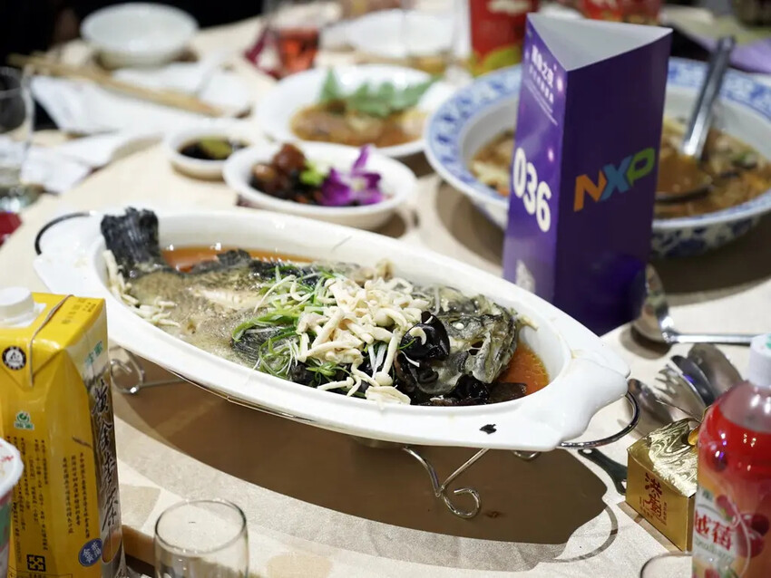 高雄尾牙分享│高雄展覽館辦桌盛宴│龍蝦禮物盒太吸睛│洪廚喜宴