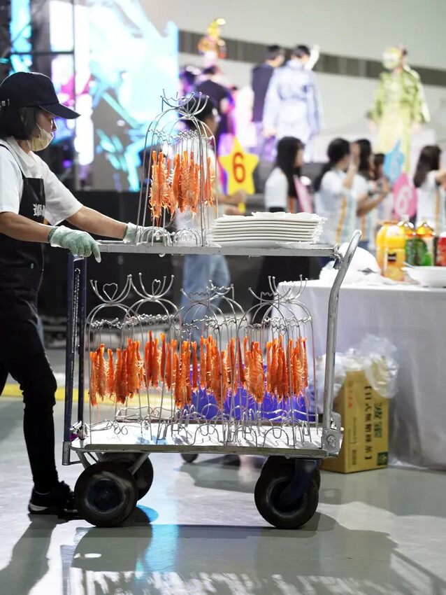 高雄尾牙分享│高雄展覽館辦桌盛宴│龍蝦禮物盒太吸睛│洪廚喜宴