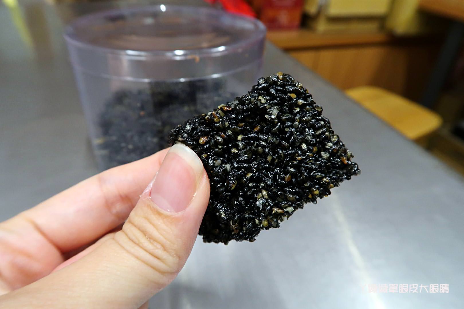 新竹好吃油飯推薦《美芳餅舖》，過年伴手禮盒就選飄香七十年老字號餅舖，蛋黃酥｜綠豆椪｜竹塹餅｜古早味傳統肉粽